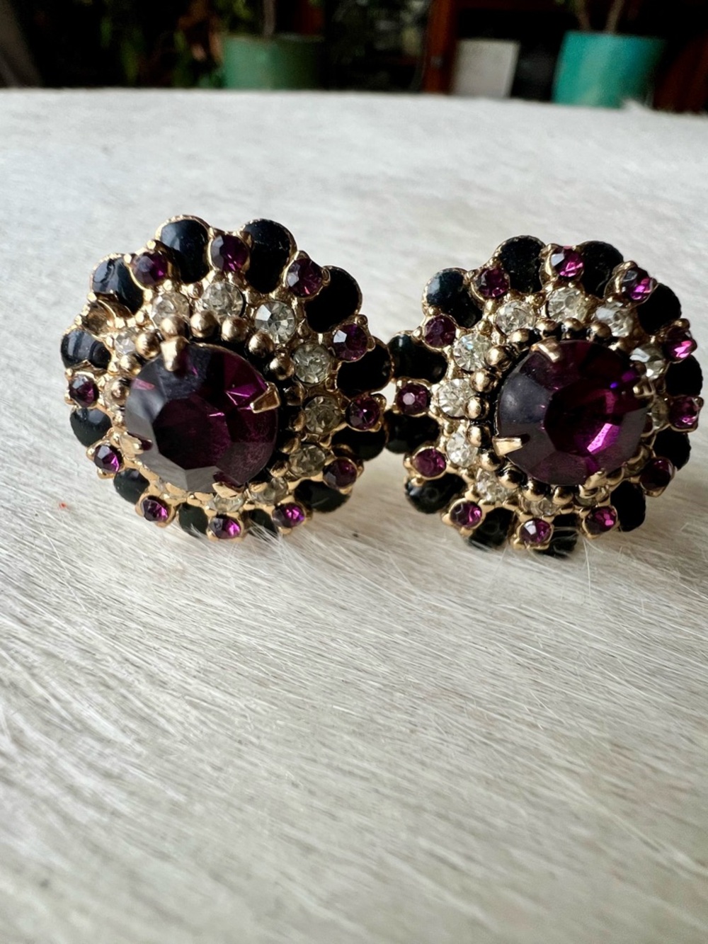 VINTAGE CORO PURPLE & GOLD TONE SCREW BACK EARRINGS